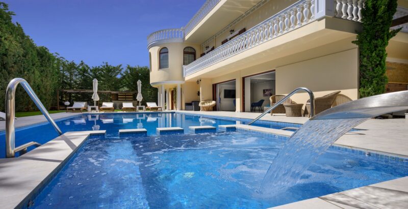 Great Luxurious Classic Greek Style Villa In Crete Chania