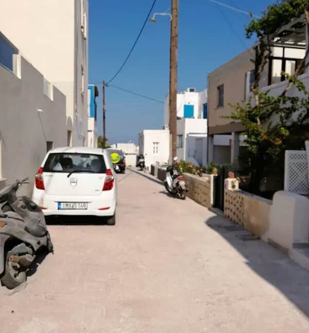 House capable to construct 2-3 apartments in Oia 2