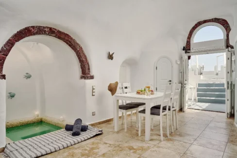 Exquisite Villa for Sale with Panoramic Views in Imerovigli, Santorini 10