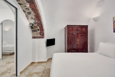 Exquisite Villa for Sale with Panoramic Views in Imerovigli, Santorini 11