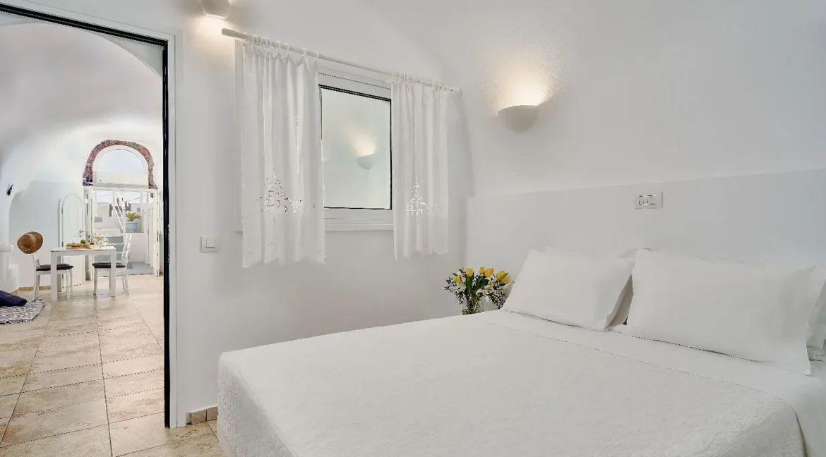 Exquisite Villa for Sale with Panoramic Views in Imerovigli, Santorini 15