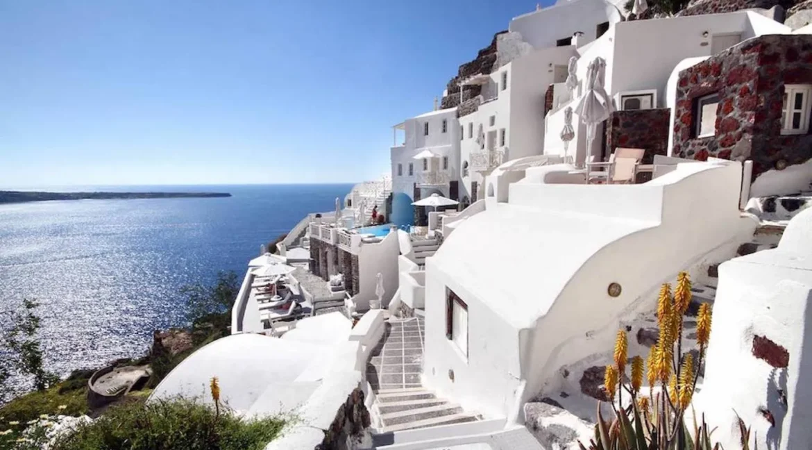 Luxury Suites Hotel in Oia of Santorini 3