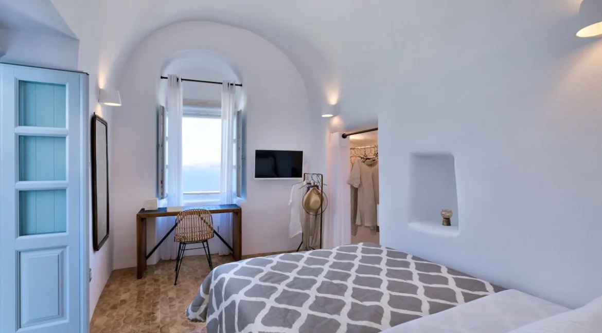 Super Lux Villa in Oia at Caldera of Santorini 4