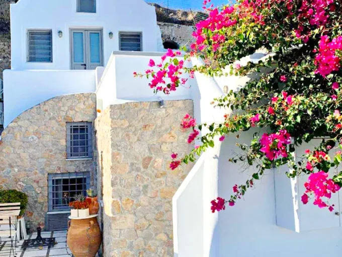 Two independent suites for Sale in Santorini