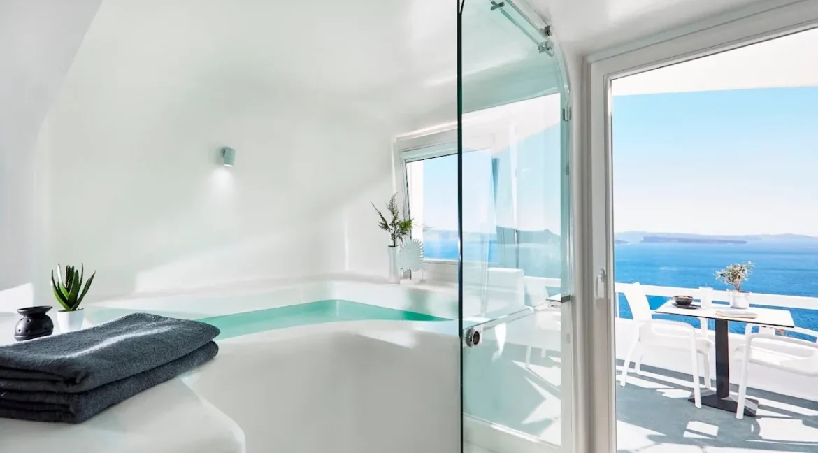 Luxurious Suites for Sale in Oia, Santorini 1