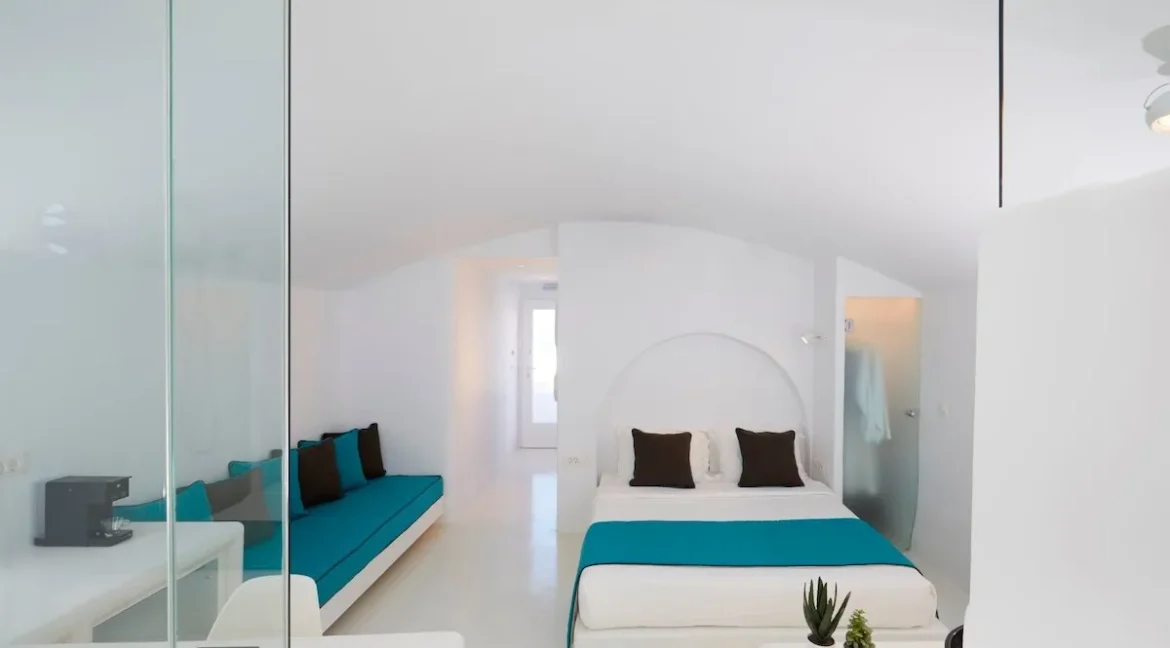 Luxurious Suites for Sale in Oia, Santorini 2