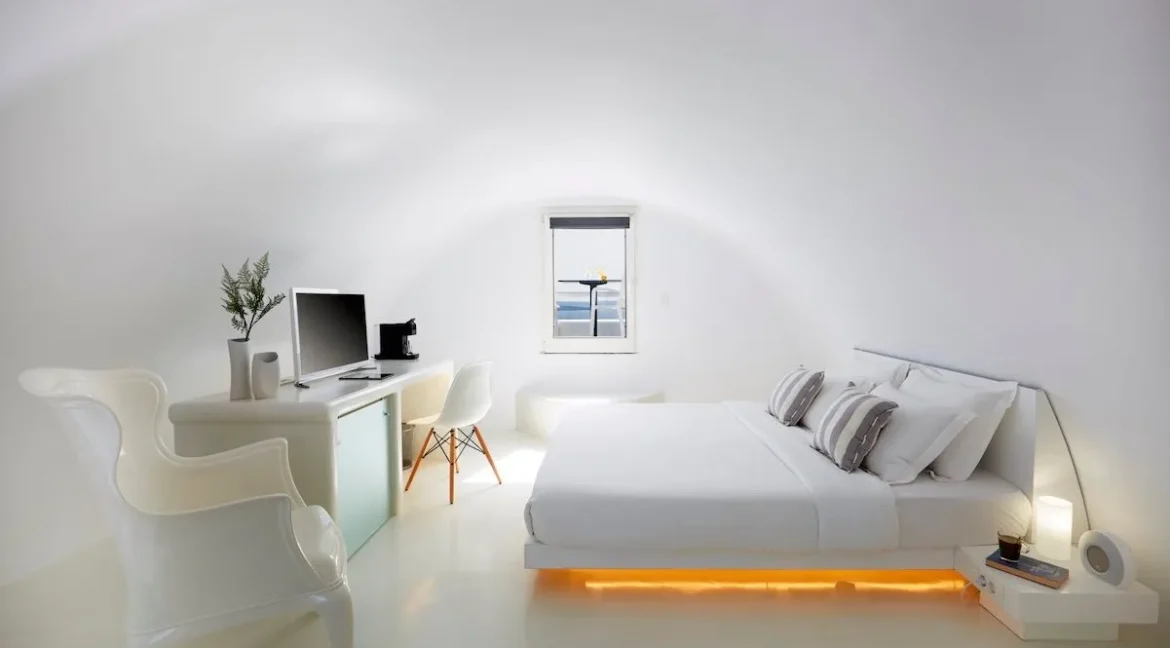 Luxurious Suites for Sale in Oia, Santorini 4