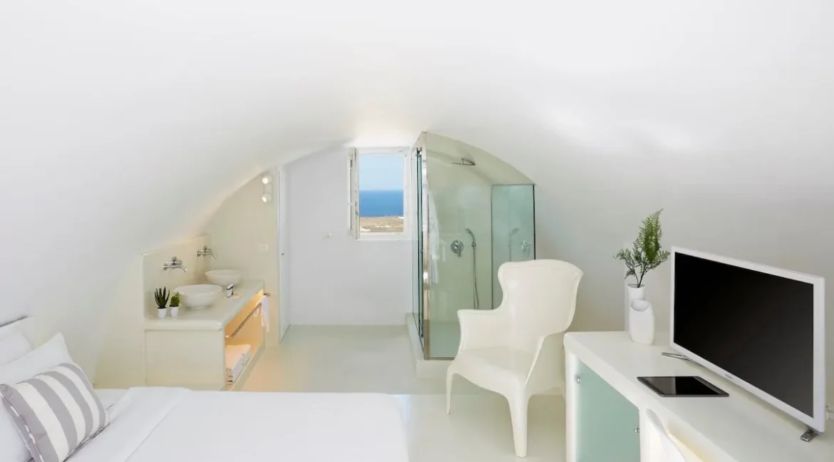 Luxurious Suites for Sale in Oia, Santorini 5