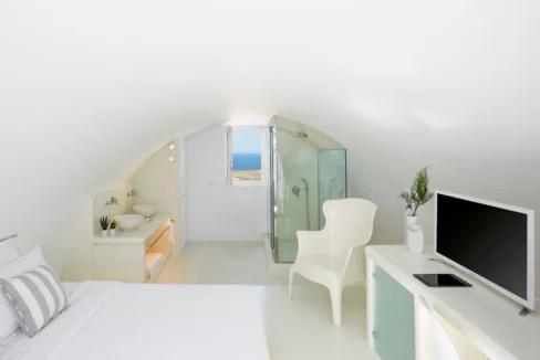 Luxurious Suites for Sale in Oia, Santorini 5