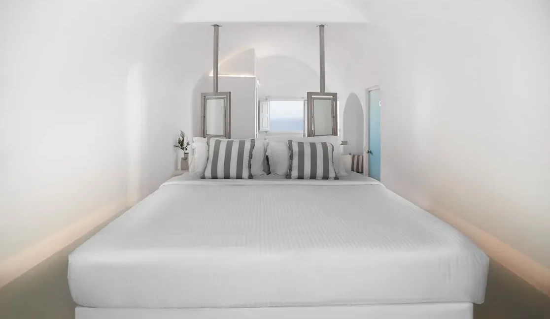 Luxurious Suites for Sale in Oia, Santorini 6