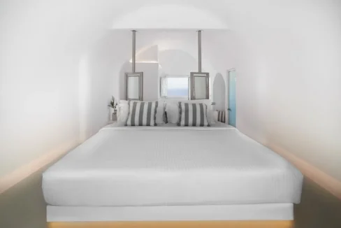 Luxurious Suites for Sale in Oia, Santorini 6