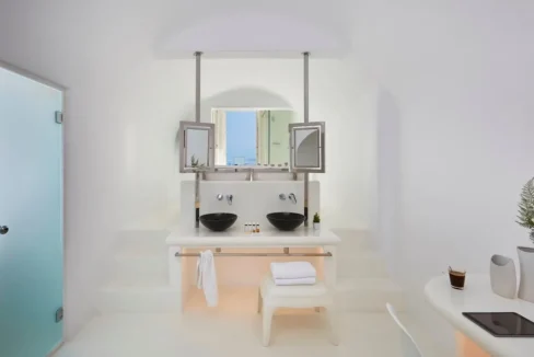 Luxurious Suites for Sale in Oia, Santorini 7