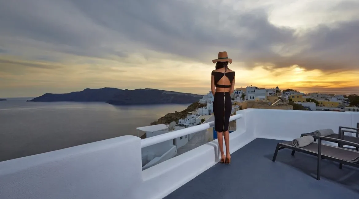 Luxurious Suites for Sale in Oia, Santorini 8