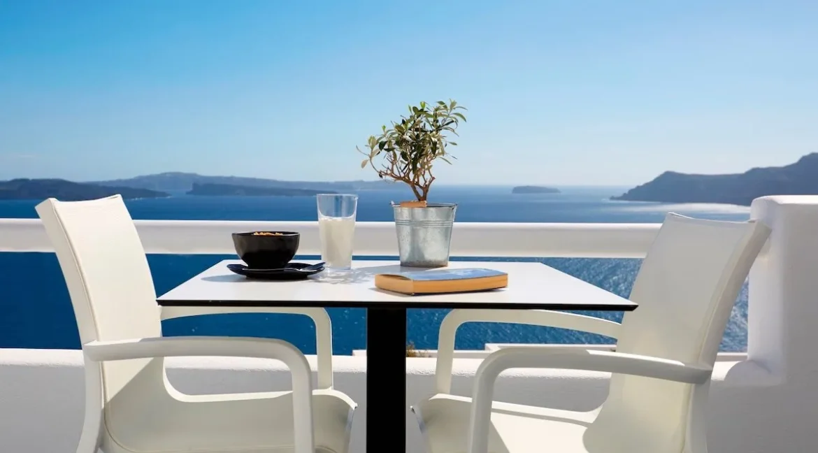 Luxurious Suites for Sale in Oia, Santorini 9