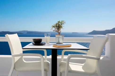 Luxurious Suites for Sale in Oia, Santorini 9