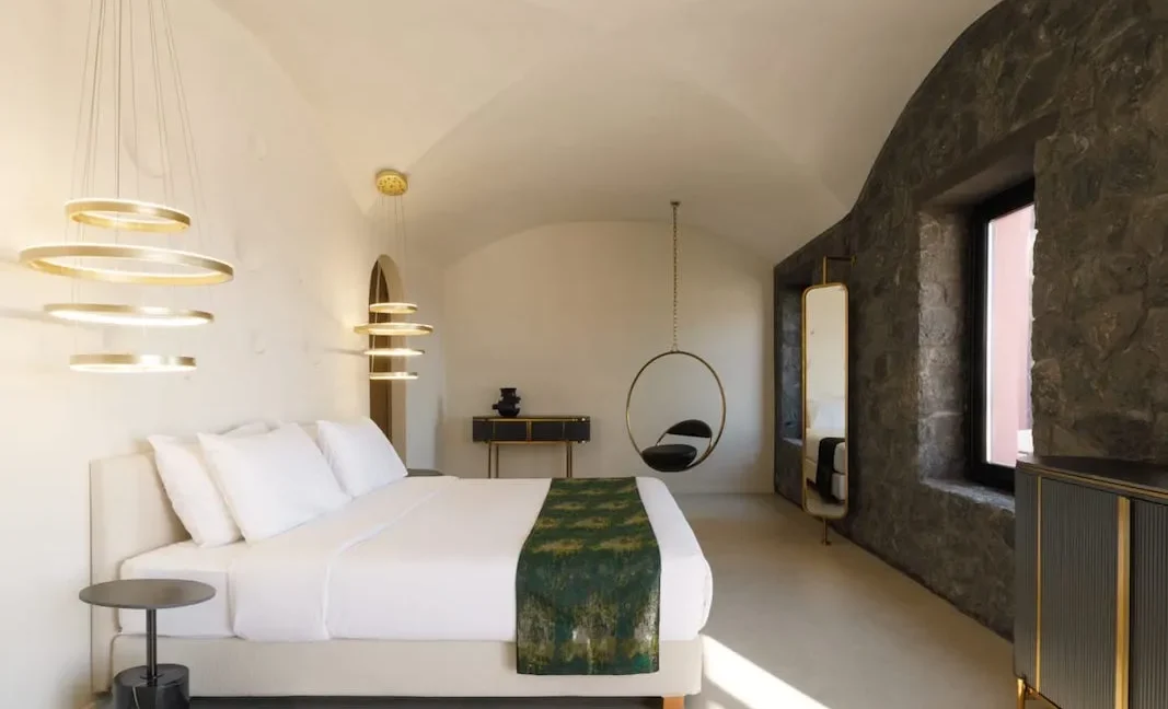 Luxurious Hotel for Sale in Oia, Santorini 1