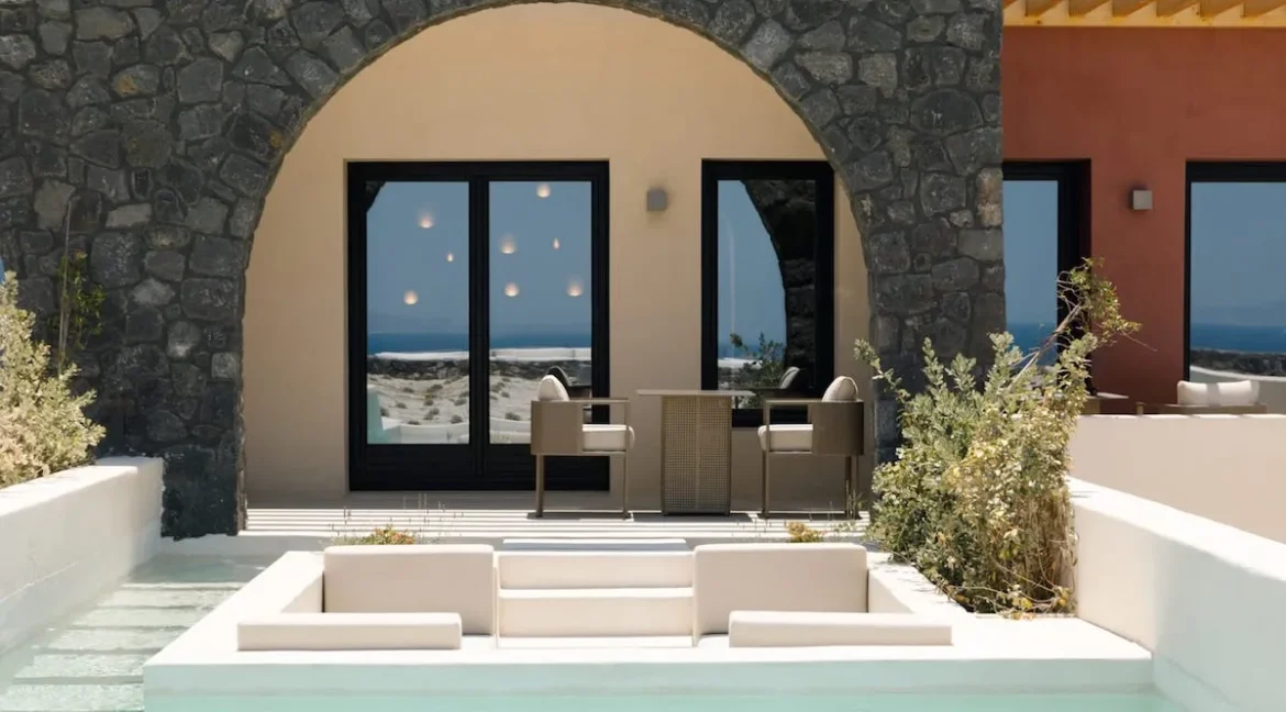 Luxurious Hotel for Sale in Oia, Santorini 10