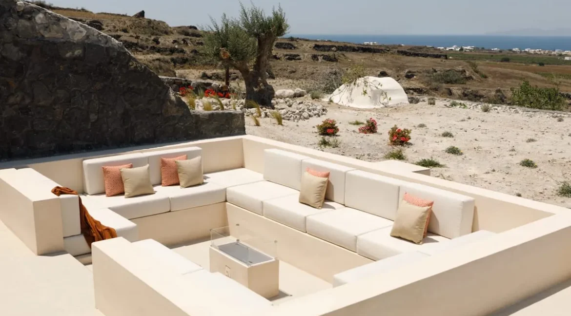 Luxurious Hotel for Sale in Oia, Santorini 2