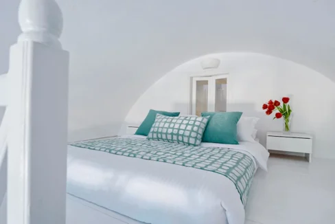 Apartment with Jacuzzi for sale at Santorini Greece 15