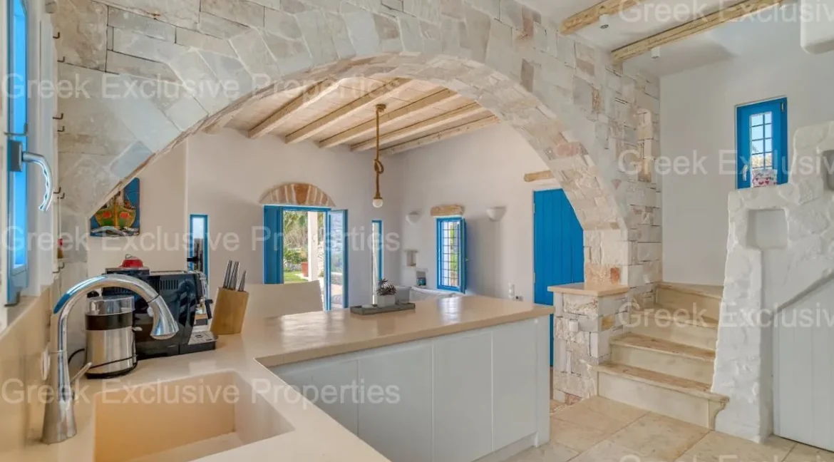 Seaview Villa for Sale in Paros, walking distance to the beach 6