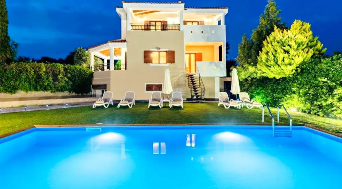 Luxurious Maisonette with Pool for Sale in Crete 32