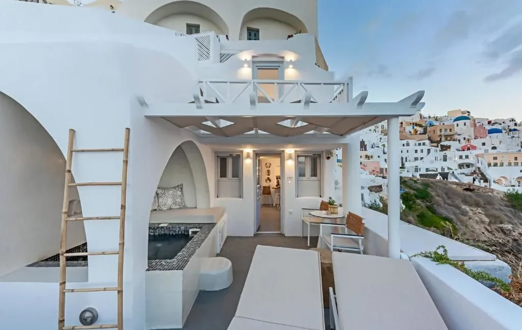 Property of 2 Suites for Sale in Oia, Santorini 12