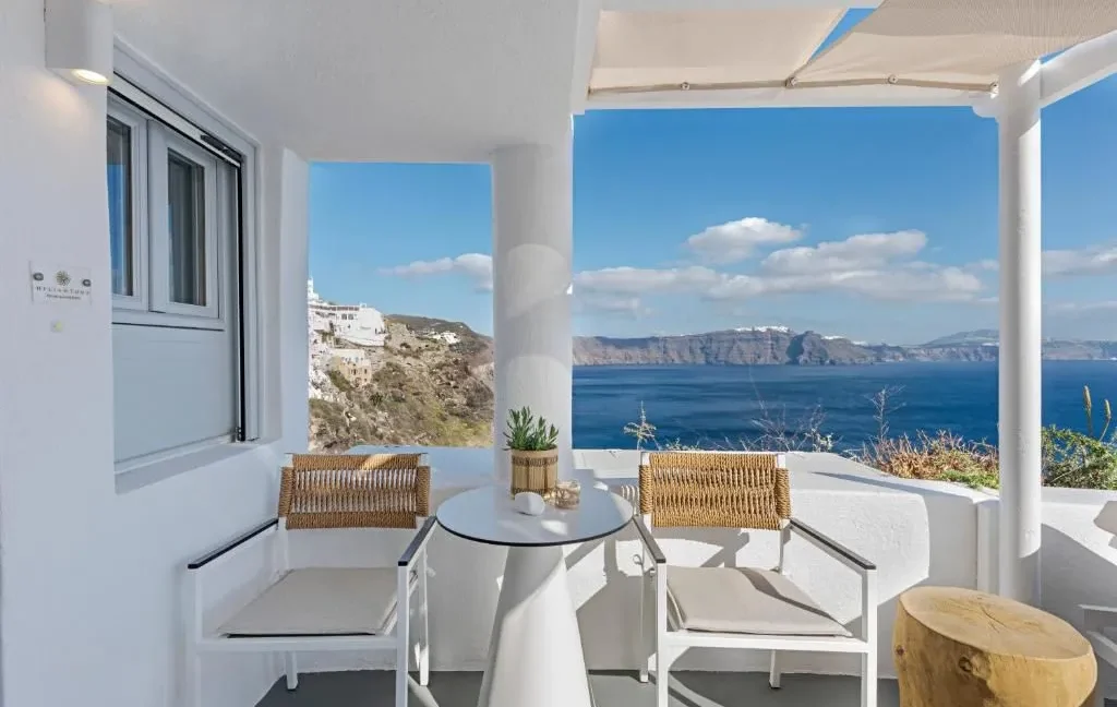 Property of 2 Suites for Sale in Oia, Santorini 13