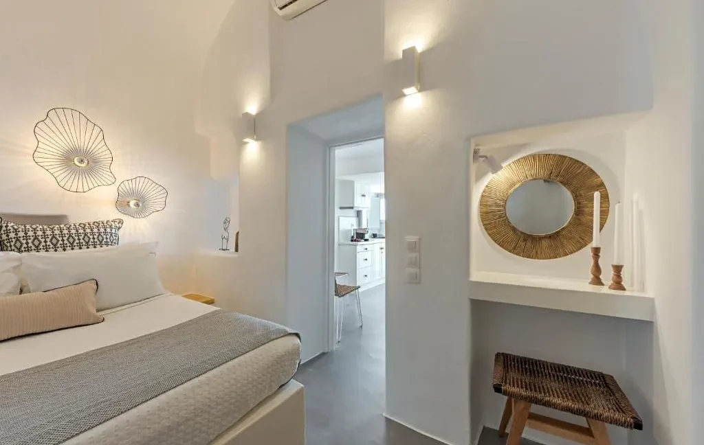 Property of 2 Suites for Sale in Oia, Santorini 14