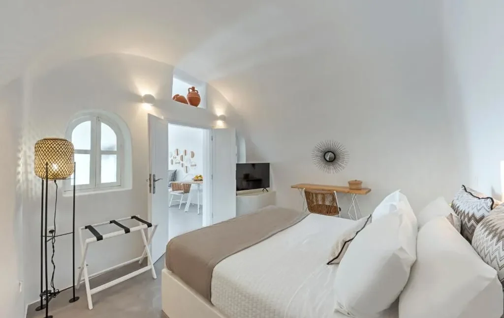 Property of 2 Suites for Sale in Oia, Santorini 2