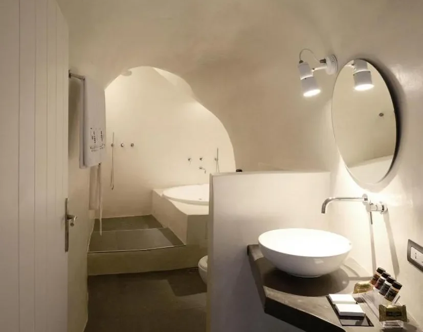 20th-Century Winery Turned into 3 apartments Villa for sale in Santorini 17