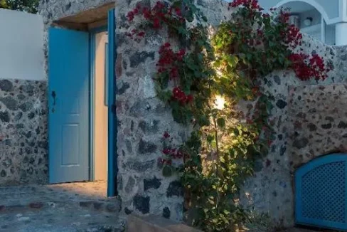 20th-Century Winery Turned into 3 apartments Villa for sale in Santorini 8