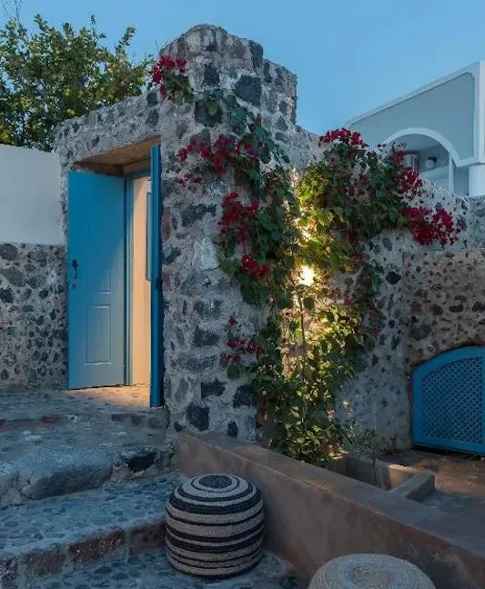 20th-Century Winery Turned into 3 apartments Villa for sale in Santorini 8