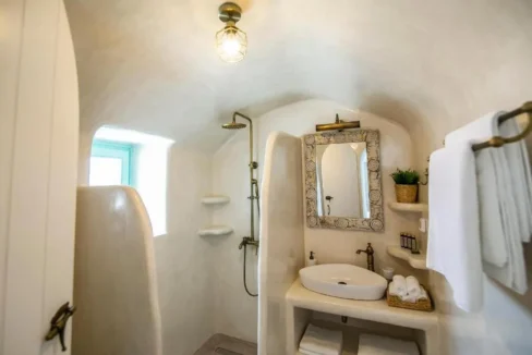 Charming Villa for Sale in Finikia Santorini 1