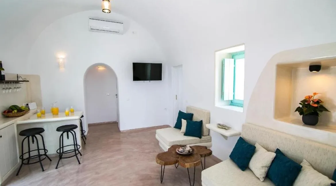 Charming Villa for Sale in Finikia Santorini 10