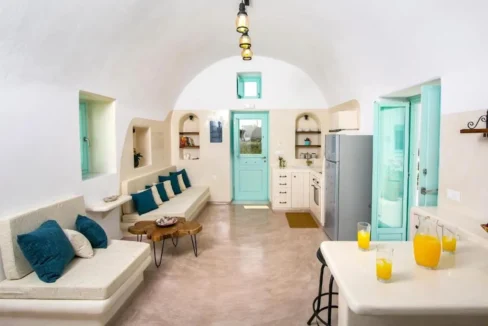 Charming Villa for Sale in Finikia Santorini 8